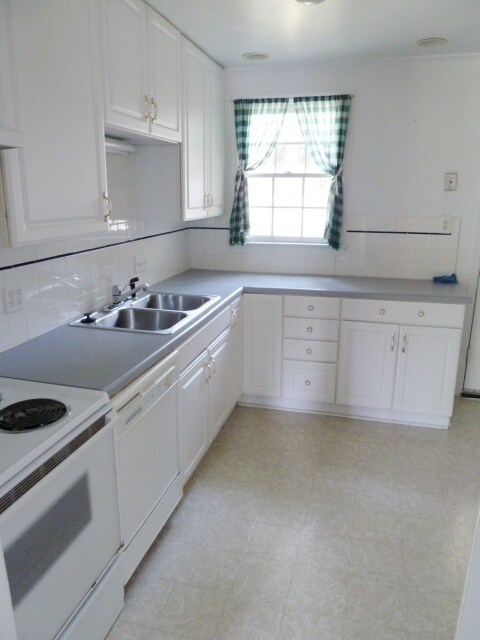 Building Photo - Lovely 2 bedroom home with hardwood floors, deck and sweet location in Chapel Hill