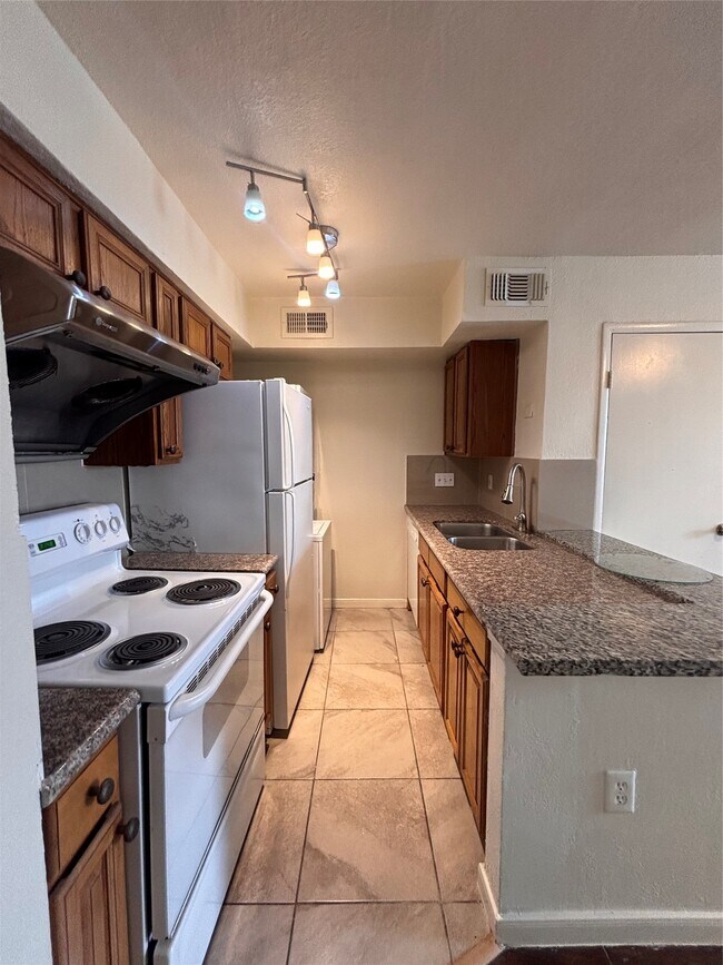 Building Photo - 2110 Wilcrest Dr