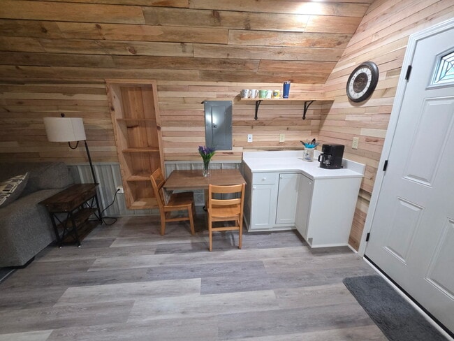 Building Photo - 820 Clearview Rd