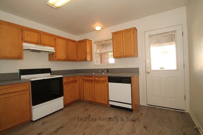 Building Photo - What's Not To Love?