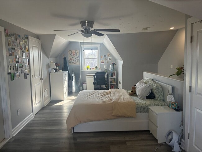 Building Photo - 4 BED 3.5 BATH RENOVATED HOUSE WITH AC LAUNDRY OUTDOOR SPACE!