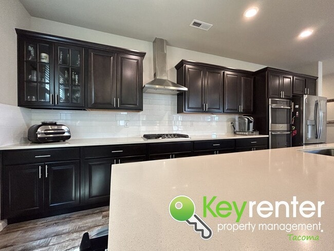 Building Photo - Spacious 5-Bed 3-Bath Home in Prime Northe...