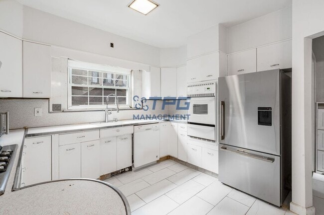 Building Photo - 121 Bentley Ave