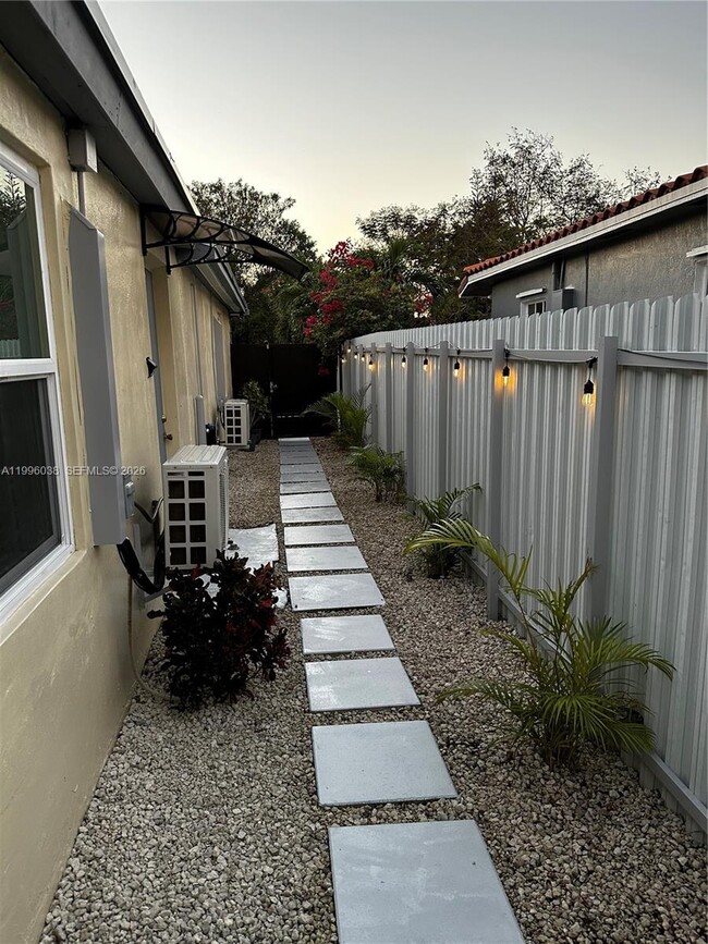 Building Photo - 571 SW 71st Pl