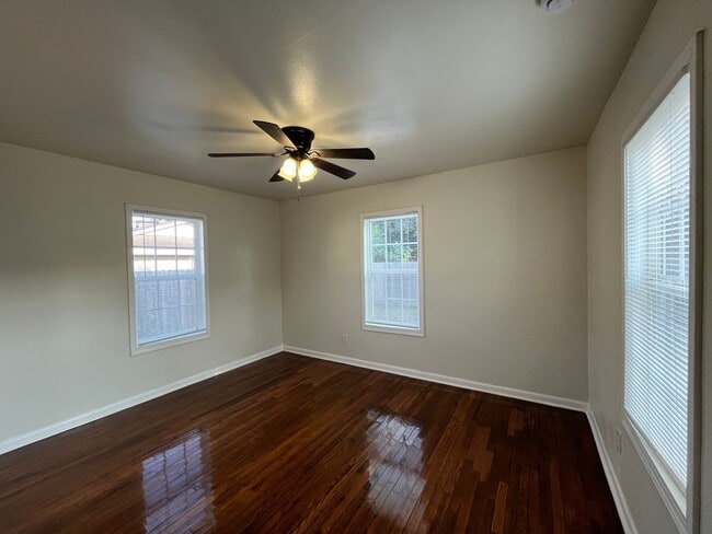 Building Photo - Well Maintained Two Bedroom One Bath!