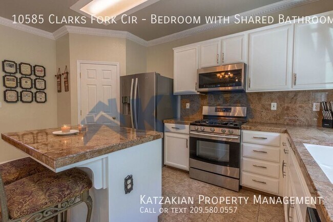 Building Photo - Bedroom with Shared Bathroom & Garage Space