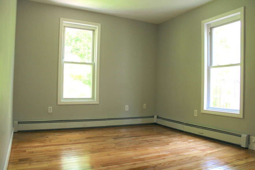 Building Photo - 119 River St