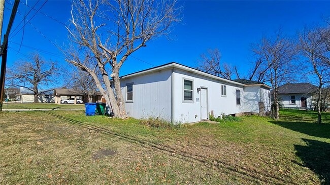 Building Photo - 919 W 6th St