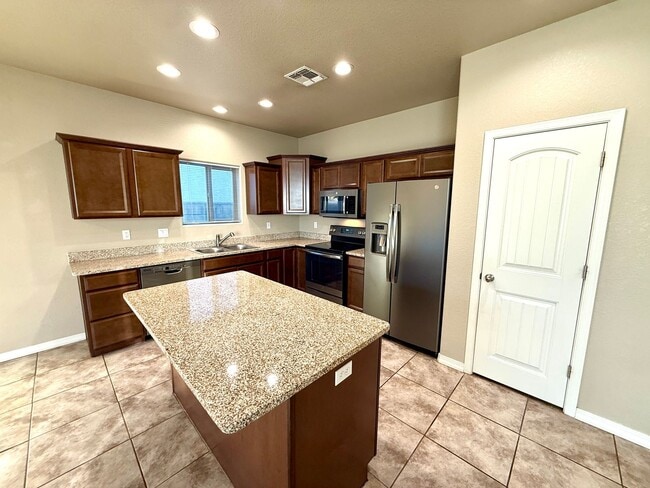 Building Photo - Beautiful 3 Bedroom with 3 Car Garage- Available Now!