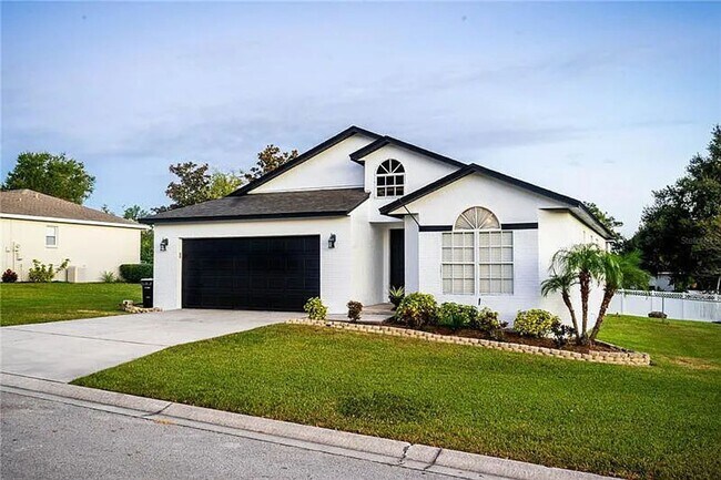 Building Photo - Highland Chase Three Bedroom, Updated Kitchen and Large Patio