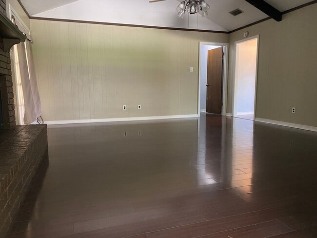 Building Photo - 601 Rock Hollow Dr