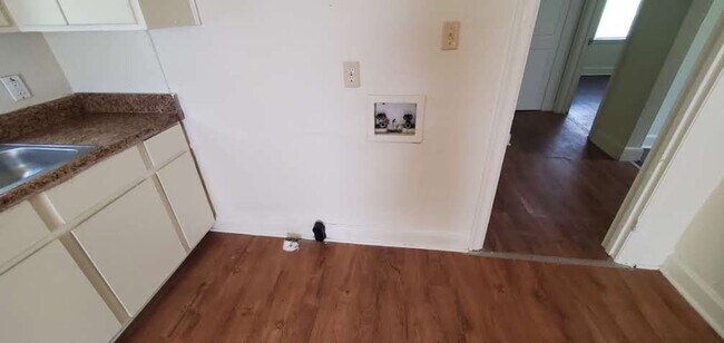 Building Photo - 2 Bedroom House