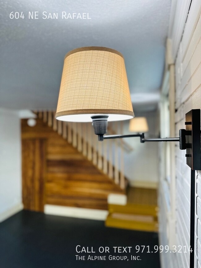 Building Photo - 604 NE San Rafael St