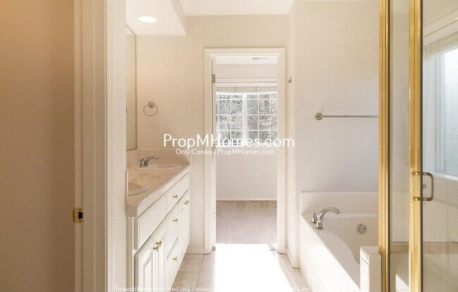 Building Photo - Spacious Three Bedroom Home in Sherwood!
