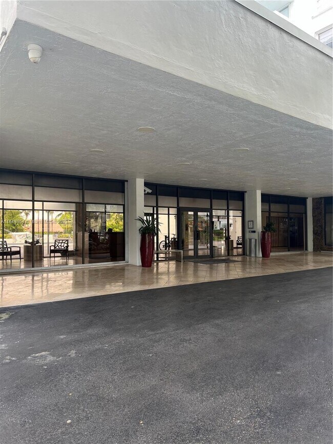 Building Photo - 10000 W Bay Harbor Dr