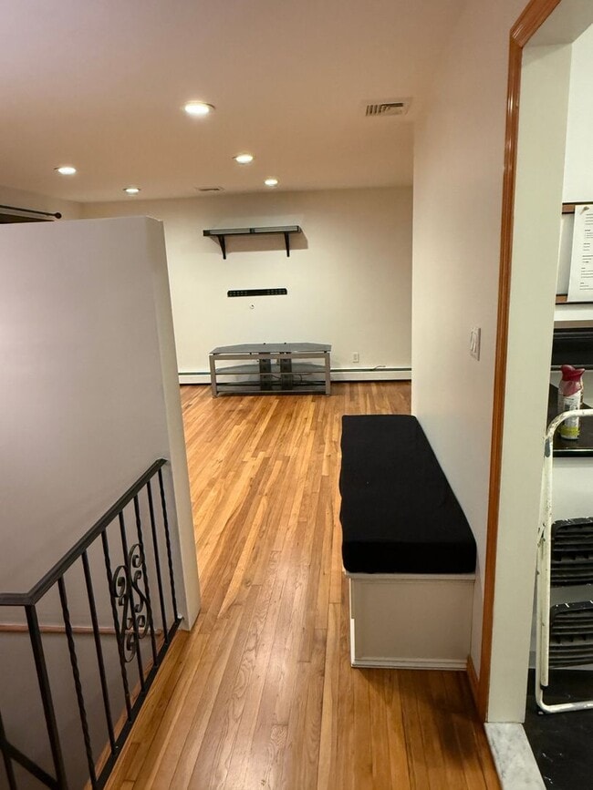 Building Photo - Charming 3BR apartment in East Meadow