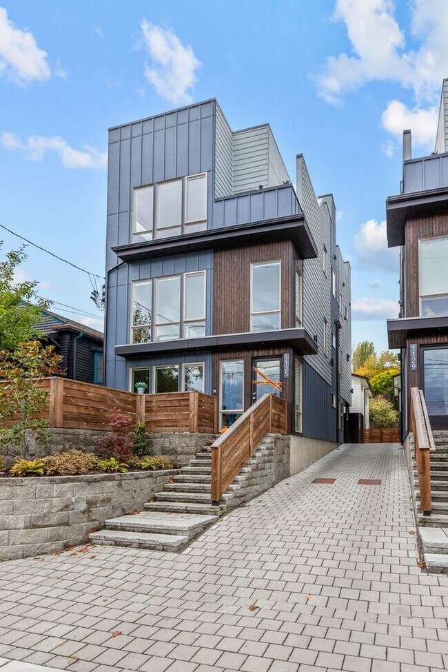 Building Photo - Stunning Ultra-Modern Central District Townhome w/ Air Conditioning