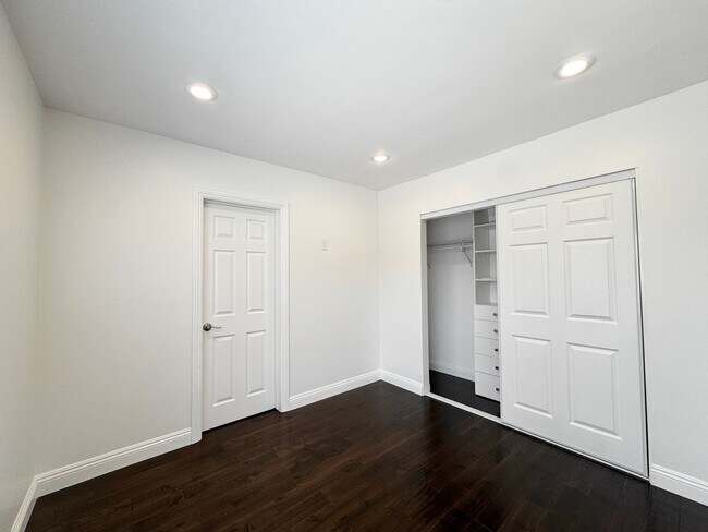 Building Photo - Beautiful 4 Bedroom 3.5 Bathroom Home in t...