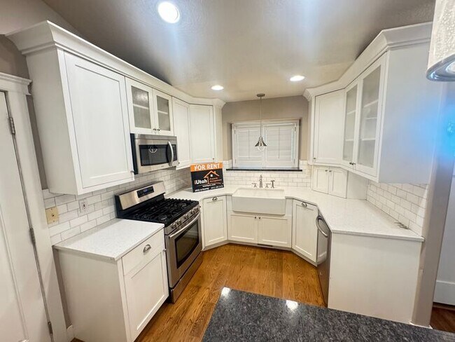Building Photo - 4 bed 2 bath 2 car garage. Dog Friendly