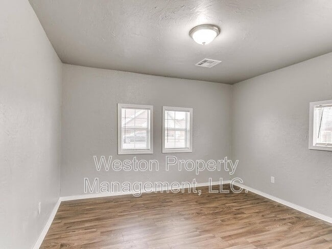 Building Photo - 5721 SE 8th St