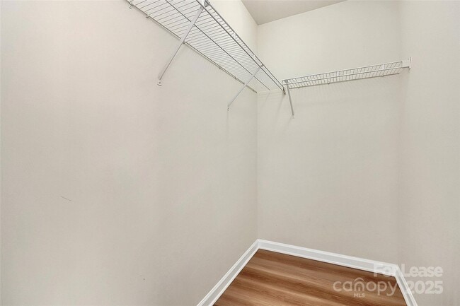 Building Photo - 915 Par One Ct