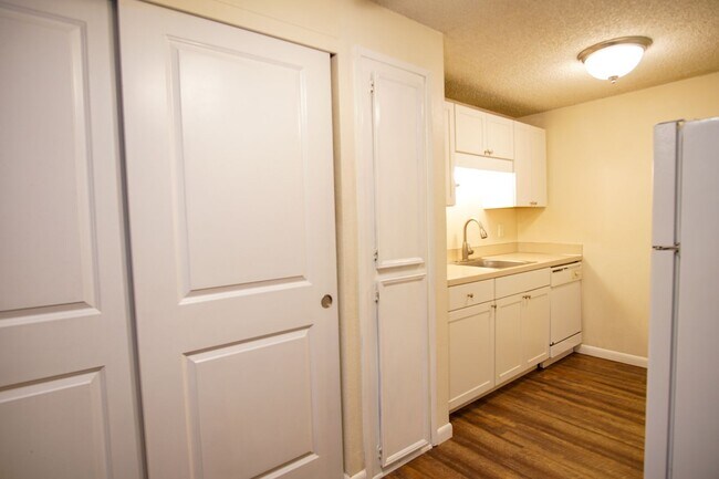 Building Photo - CHRISTMAS COMES EARLY: 1 MONTH FREE RENT! 2 BED IN CUTE MULTNOMAH VILLAGE