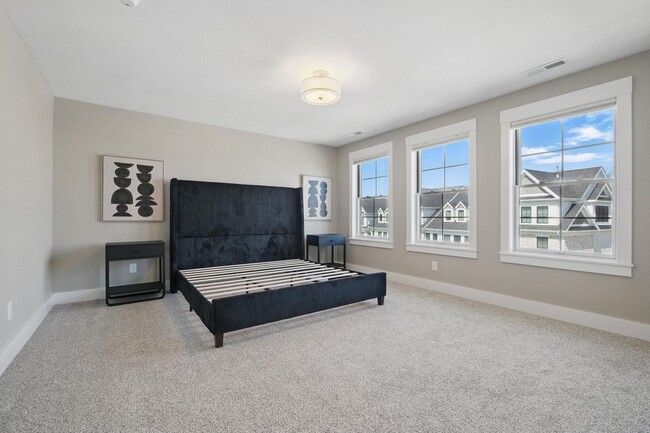 Building Photo - Luxurious, Fully Furnished Townhome       ...