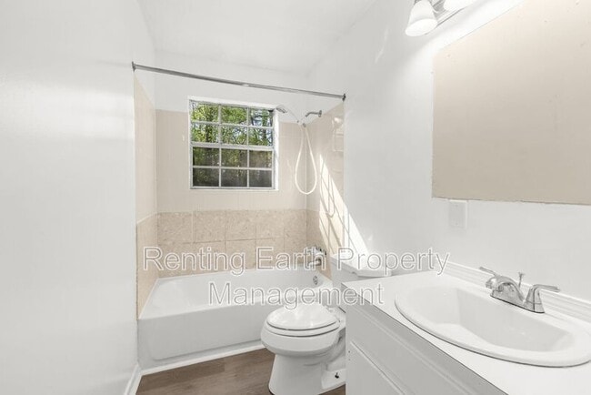 Building Photo - 2836 Creek Ln NE