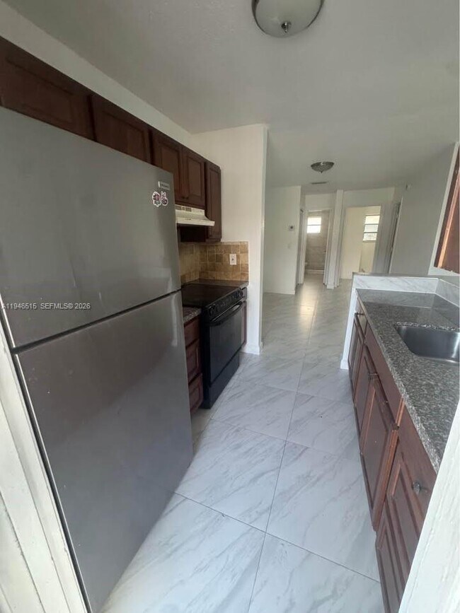 Building Photo - 2025 Madison St