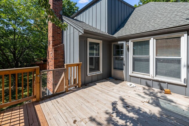 Building Photo - Spacious Overland Park 4 Bedroom Home - Av...
