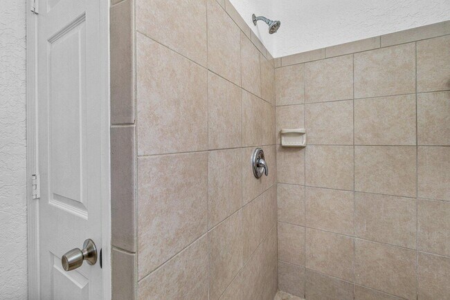 Building Photo - 751 Hummingbird Way