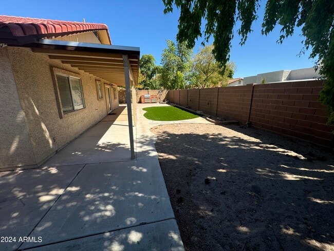 Building Photo - 491 E San Pedro Ave
