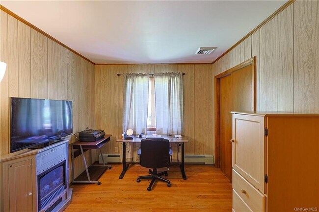 Building Photo - 142 Shawanga Lodge Rd
