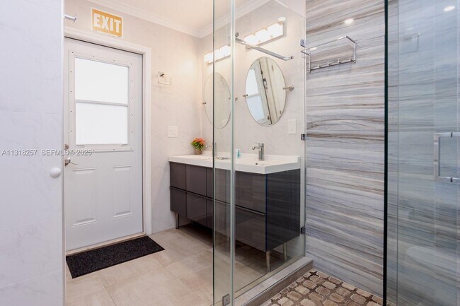 Building Photo - 833 Washington St