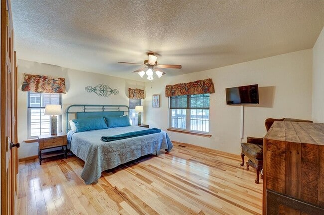 Building Photo - 495 Chicory Dr E