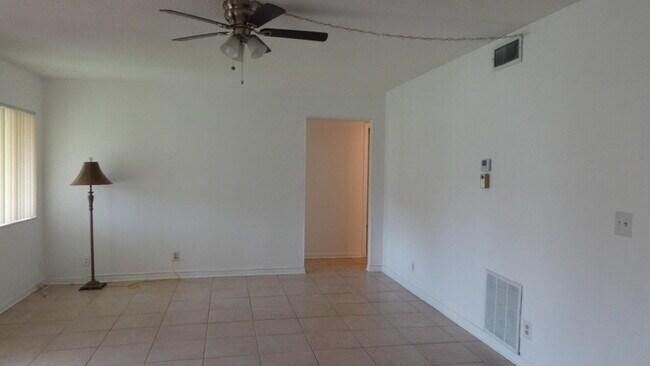 Building Photo - 5883 La Paseos Dr