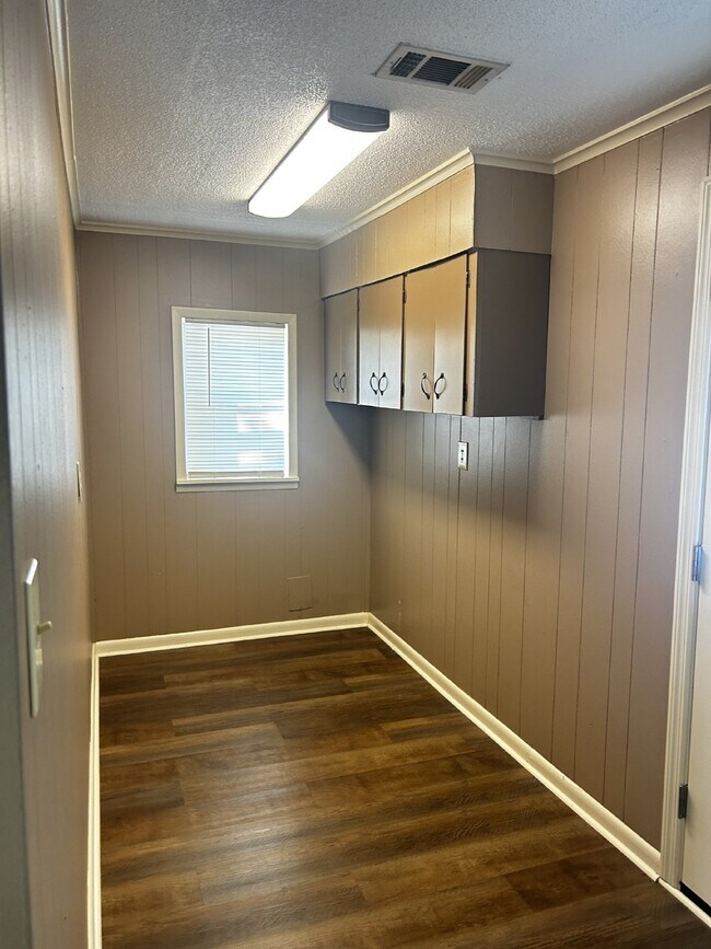 Building Photo - 451 Mill St