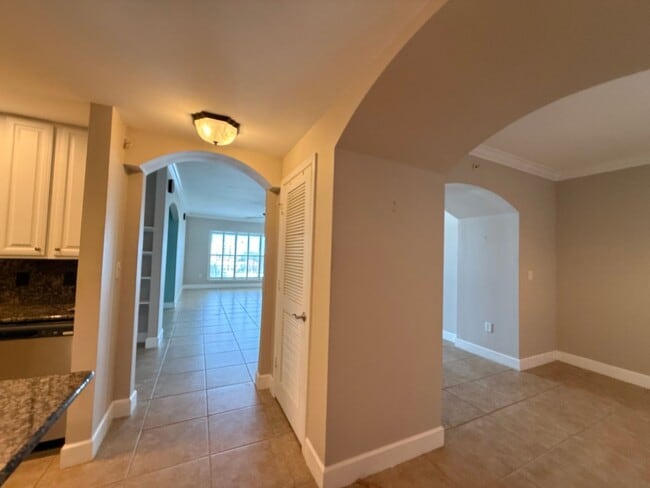 Building Photo - Spacious 2/2 Condo with Waterview in River...