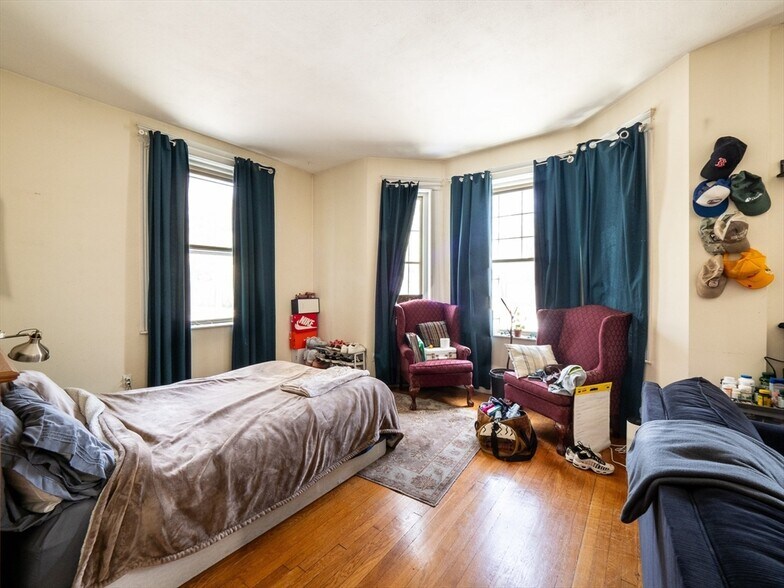 Building Photo - 323 Boylston St