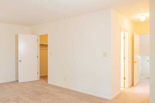 Building Photo - 2 Bedroom Townhouse Available in July