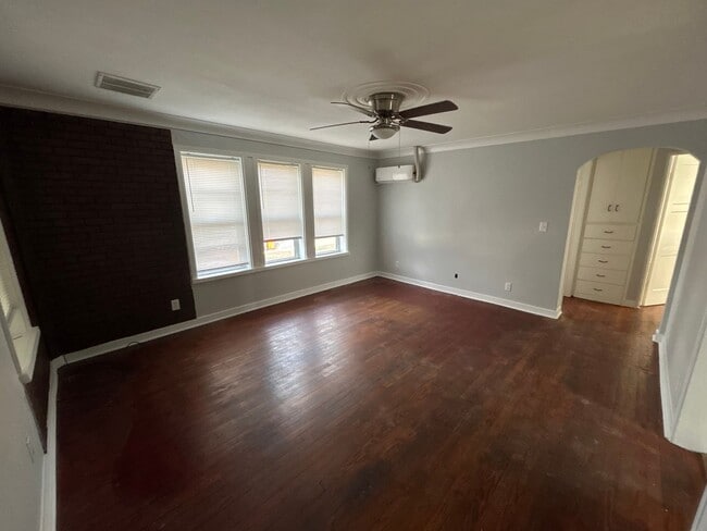 Building Photo - 406 E 10th St