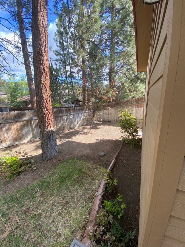 Building Photo - Spacious 2 Bedroom + office! Large yard!  ...