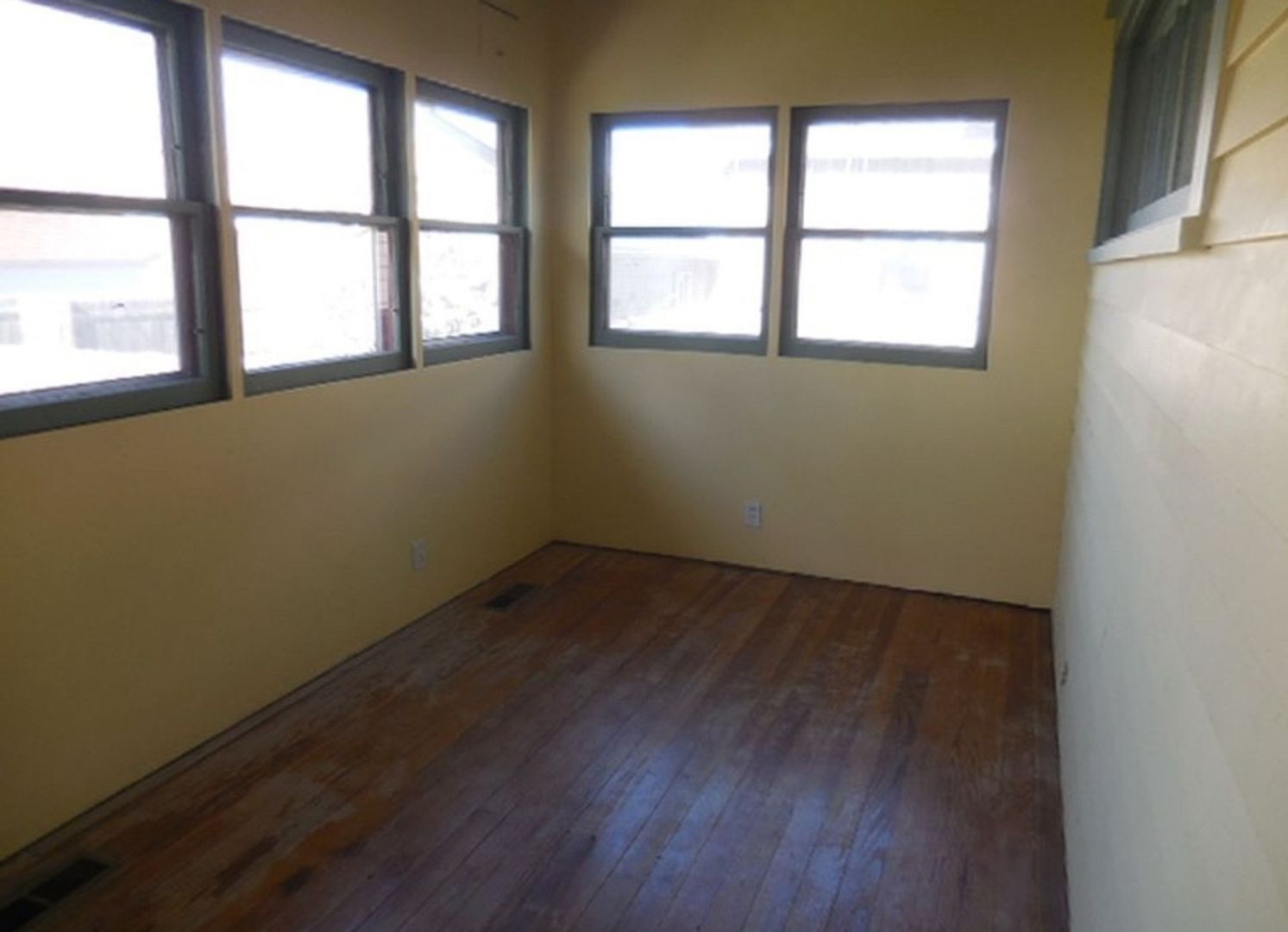 Building Photo - 120 W 10th St