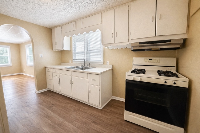 Building Photo - 512 S Cole St