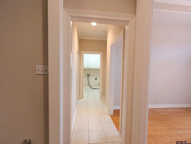 Building Photo - 704 Shiloh Ridge St