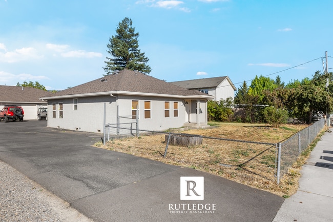 Building Photo - 3 Bedroom House in Central Point!