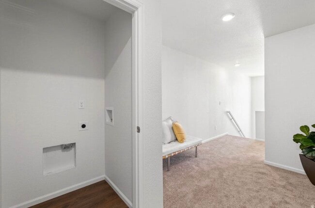 Building Photo - 182 E Arcade Dr