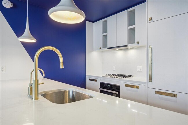 Building Photo - 70 Rainey St