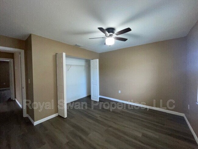 Building Photo - 724 Zella Ln