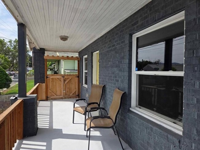 Building Photo - Charming 2 Bedroom With Valley View!